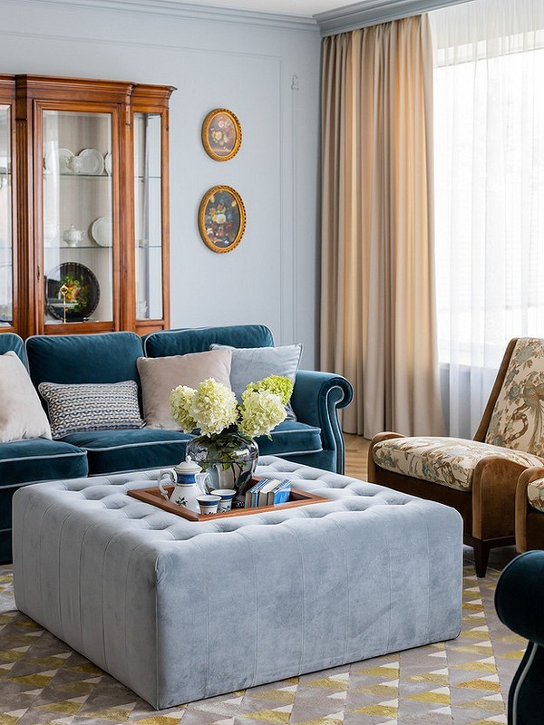 Sypialnia w Kapitone Sypialnia z miękkimi meblami kapitone, styl glamour idealny do małego mieszkania.