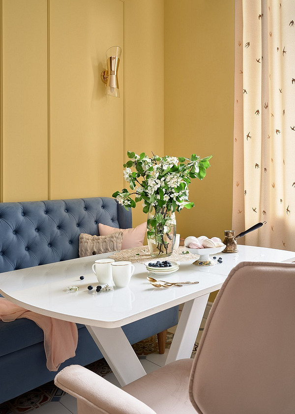 Welurowy Divan Kapitone Stylowy welurowy divan kapitone w salonie, inspiracja do aranżacji małego mieszkania.