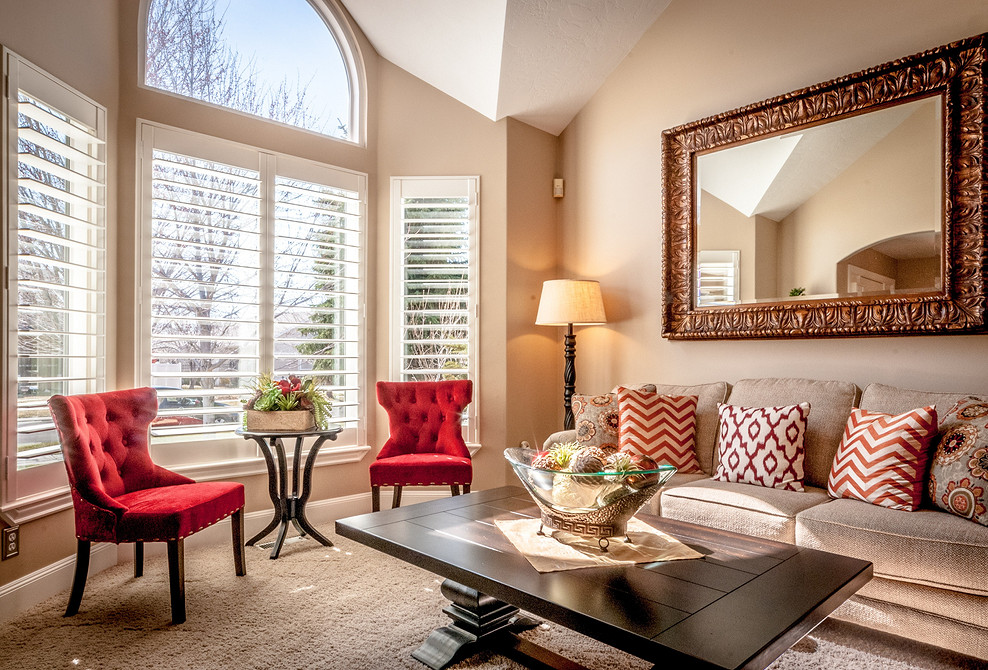 Bankietka Kapitone: Przedpokój Miękka bankietka kapitone w przedpokoju – idealna do małego mieszkania, styl glamour.