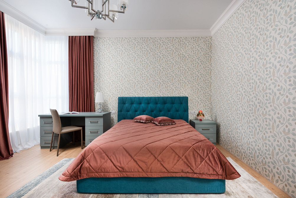 Eleganckie łóżko kapitone Łóżko kapitone w eleganckiej sypialni, tapicerowane wezgłowie w stylu glamour 2026