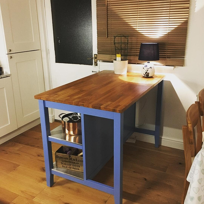 Wyspa jako barek śniadaniowy Mobilna wyspa kuchenna IKEA zaaranżowana jako funkcjonalna lada barowa do spożywania posiłków.
