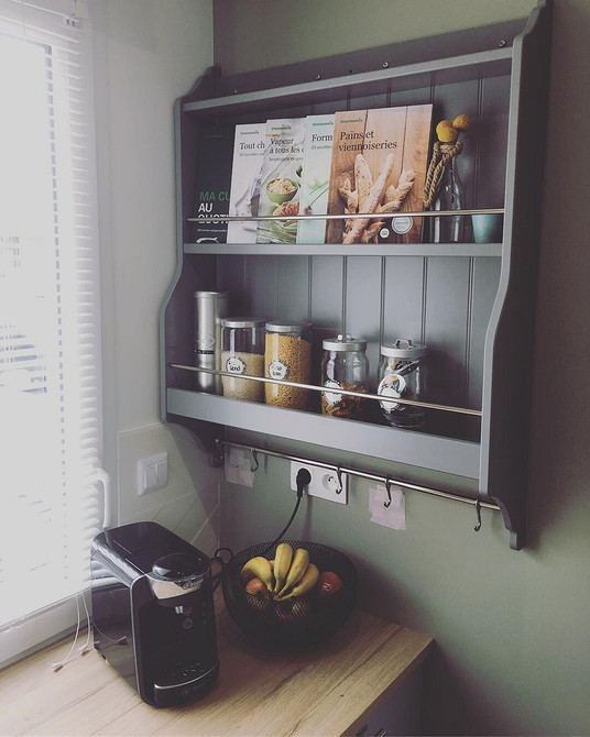 Wyspa z miejscem do przechowywania Mobilna wyspa kuchenna IKEA z funkcjonalnymi półkami do przechowywania naczyń i akcesoriów.