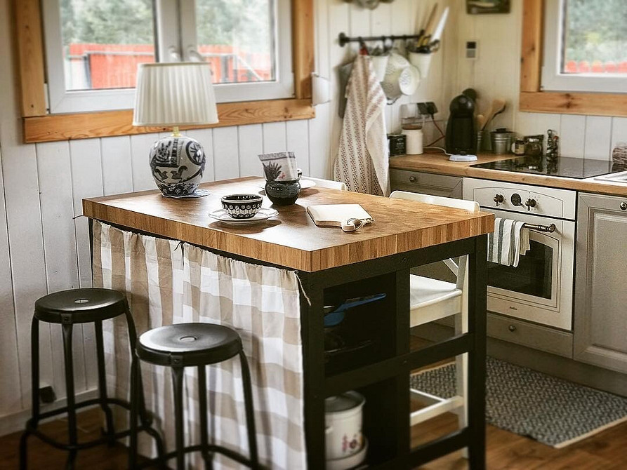 Wyspa jako element dekoracyjny Stylowa mobilna wyspa kuchenna IKEA jako designerski dodatek do nowoczesnego wnętrza.