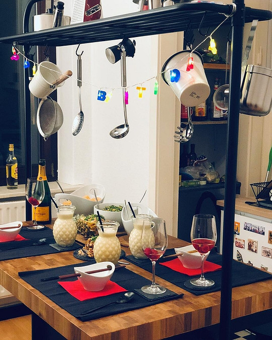 Styl i funkcjonalność Nowoczesne wnętrze kuchni z mobilną wyspą IKEA, łączące stylowy design z maksymalną funkcjonalnością.