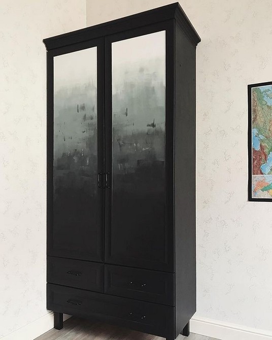 Szafa po renowacji Zrekonstruowana szafa, ilustrująca udany projekt odnowy starych mebli własnymi rękami.