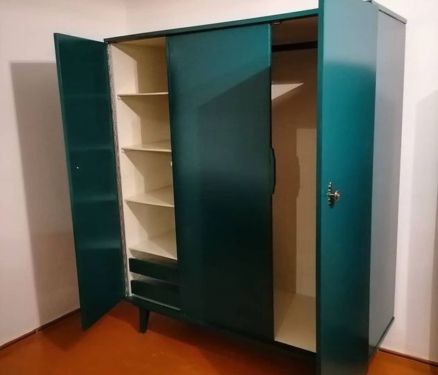 Szafa DIY: Odnowa krok po kroku Renowacja starej szafy DIY, z widocznymi detalami i nowym wykończeniem.