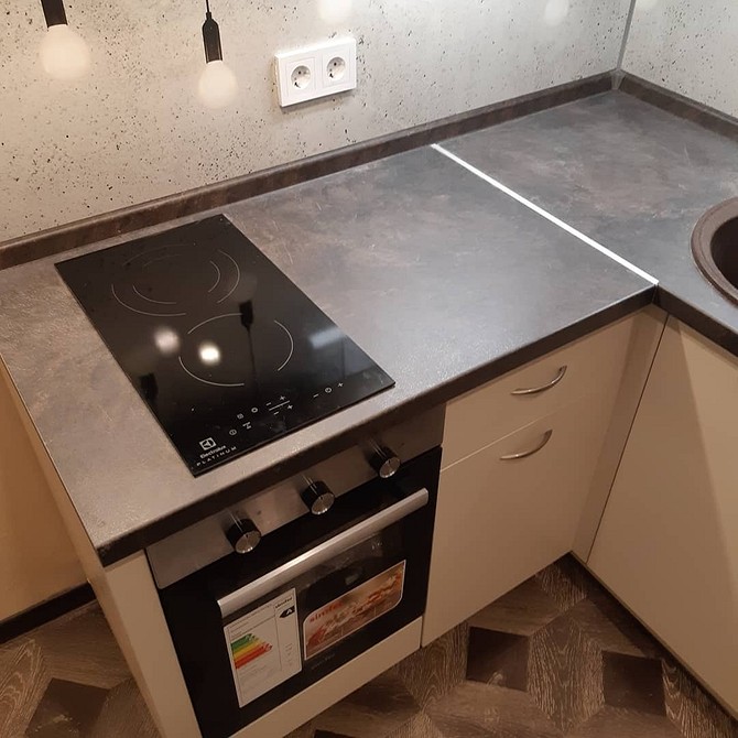 Użycie silikonu do łączenia blatów kuchennych: skuteczna ochrona przed wilgocią i zabrudzeniami.