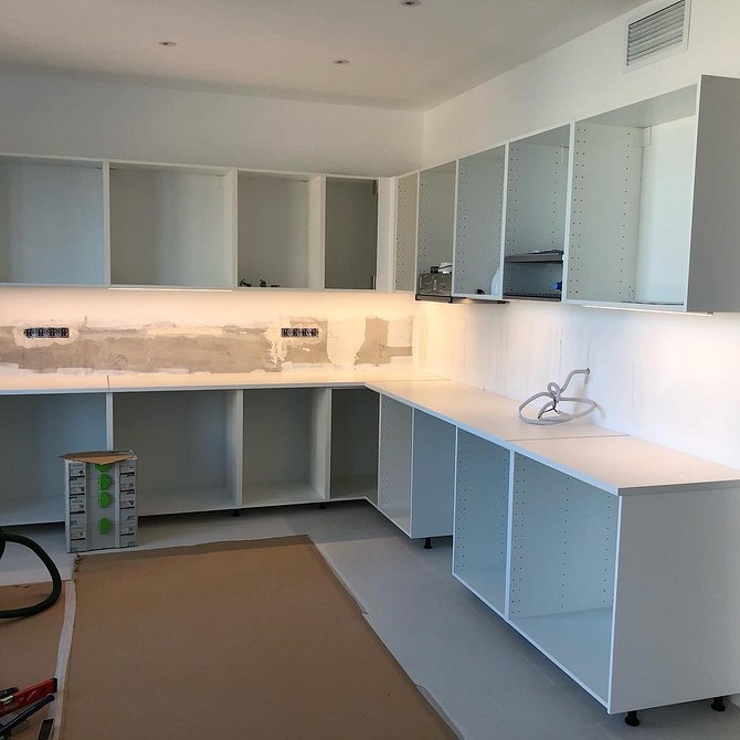 Narzędzia do łączenia blatów kuchennych: frezarka, szablon, śruby dla dokładnego montażu.