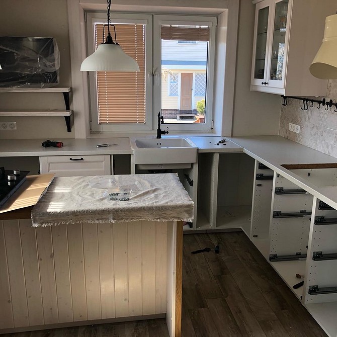 Łączenie blatów kuchennych pod kątem: idealne rozwiązanie dla kuchni narożnych i ergonomii.