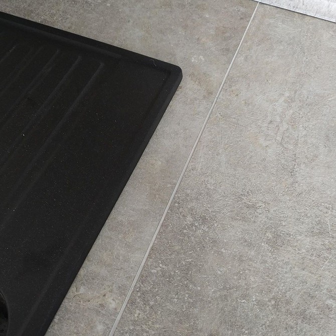 Metoda łączenia blatów kuchennych za pomocą eurozłącza: mocne i niezawodne połączenie.