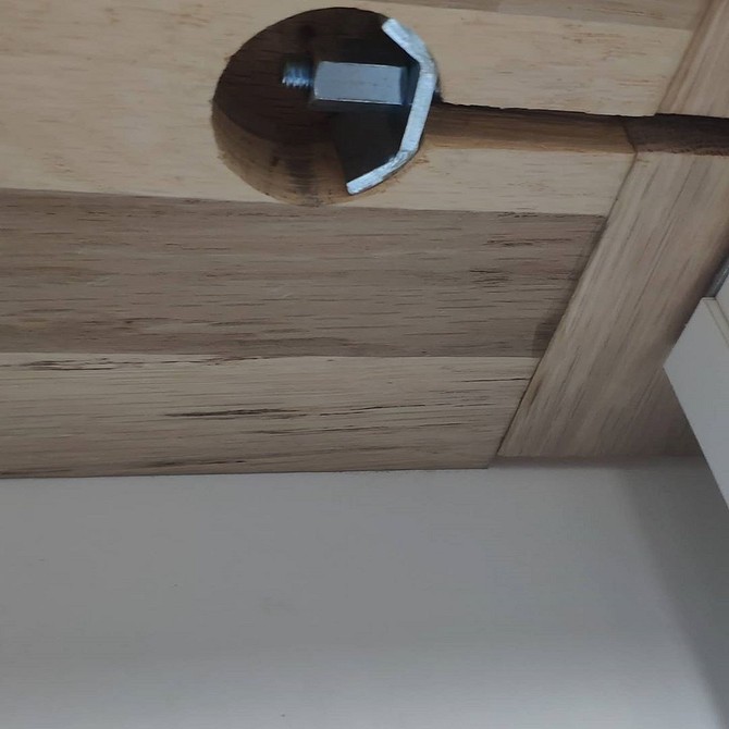 Montaż blatu kuchennego: kluczowe etapy dla mocnego i niezawodnego połączenia elementów.