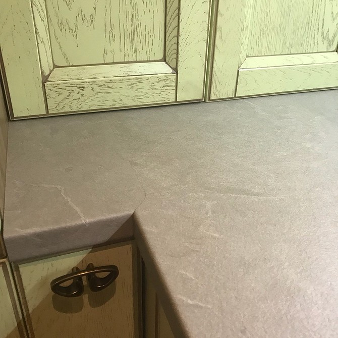 Przykład wysokiej jakości łączenia blatów kuchennych, demonstracja profesjonalnego montażu i wykończenia.