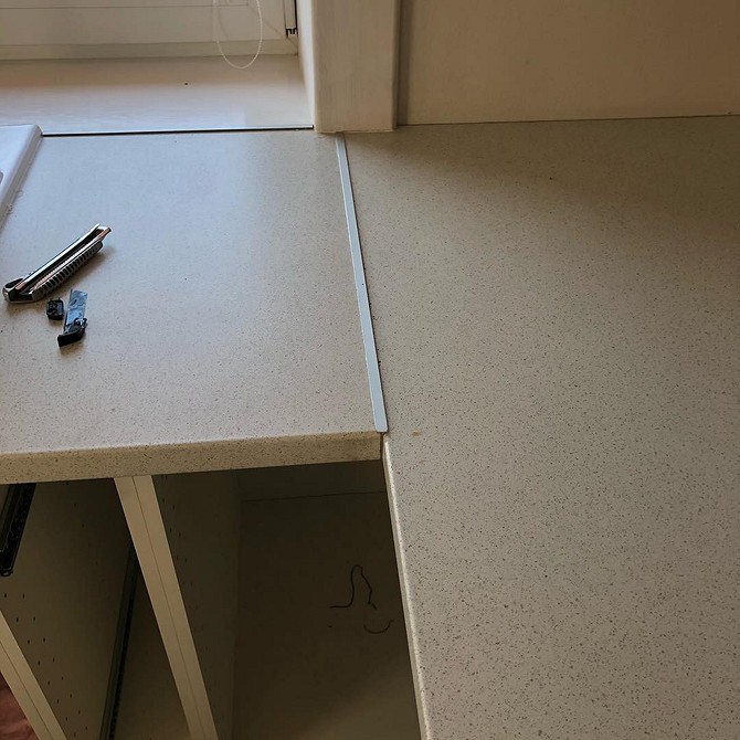 Łączenie blatów kuchennych metodą eurozłącza: precyzyjne i prawie niewidoczne połączenie.