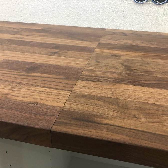 Wariant łączenia blatów kuchennych tworzący jednolitą i funkcjonalną powierzchnię roboczą w kuchni.