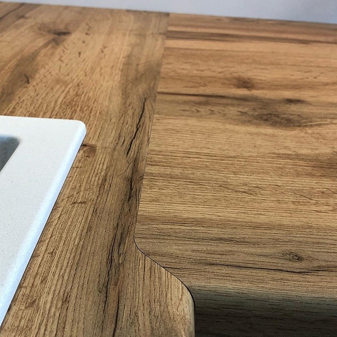 Łączenie blatów kuchennych z użyciem specjalnych łączników dla niezawodnej i solidnej fiksacji.