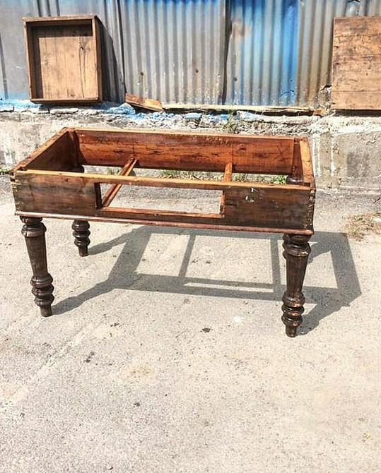 Drewno odzyskuje blask Odnowienie drewnianego stołu: szlifowanie, malowanie i lakierowanie krok po kroku.