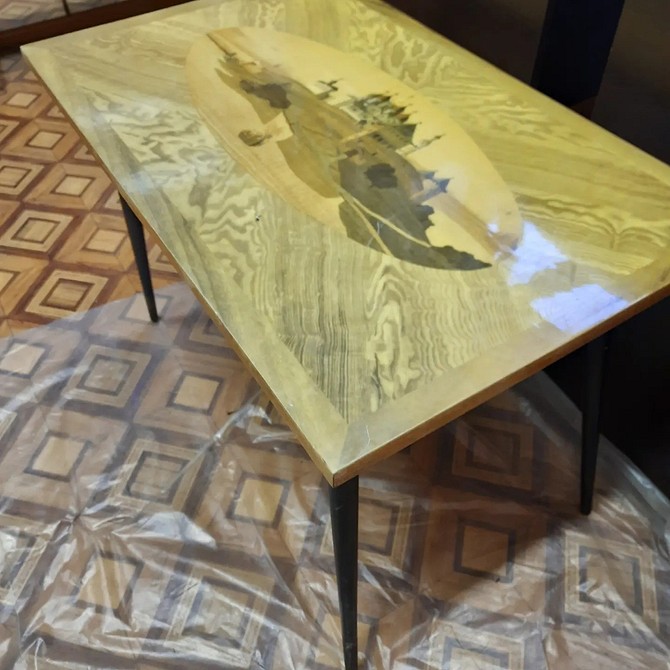 Szablonowy design stołu Odświeżanie stołu za pomocą szablonów: szybki i łatwy sposób na dekorację.