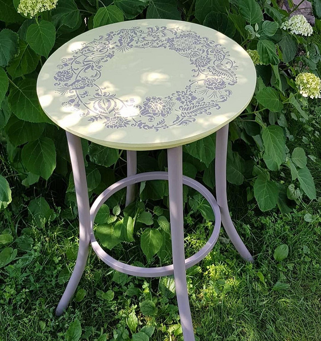 Trwałość i piękno Renowacja stołu: porady dotyczące wyboru farby i lakieru dla trwałego efektu.