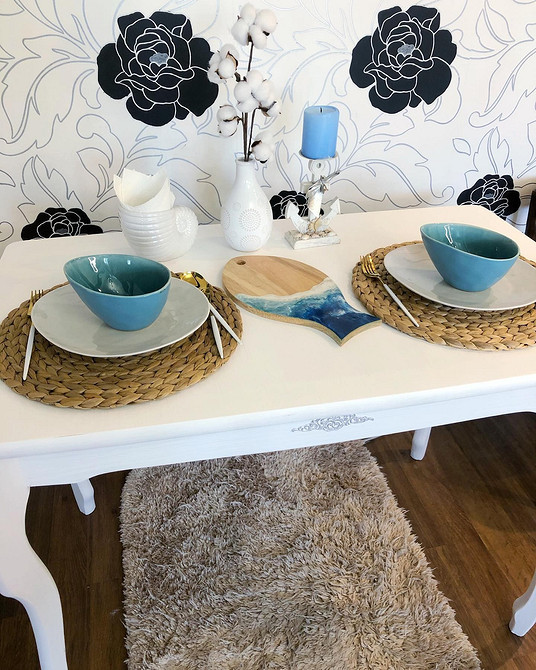 Szlifowanie stołu DIY Szlifowanie starego stołu podczas renowacji DIY. Przygotowanie do malowania.