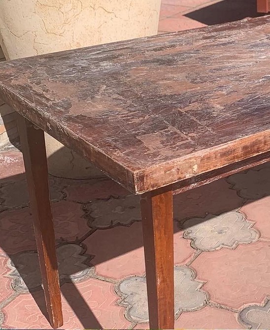 Renowacja stołu: narzędzia Narzędzia i materiały do renowacji stołu DIY. Przygotowania do pracy.