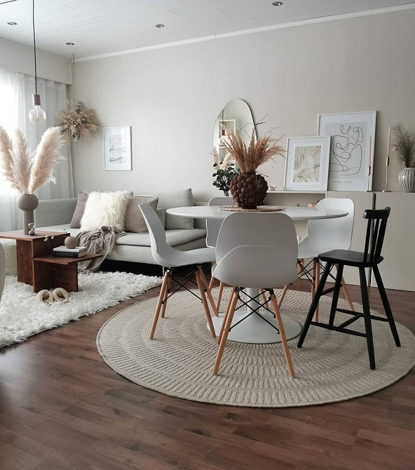 Loft: szara sofa i akcesoria. Stylowe wnętrze w stylu loftowym z szarą sofą i kolorowymi poduszkami.