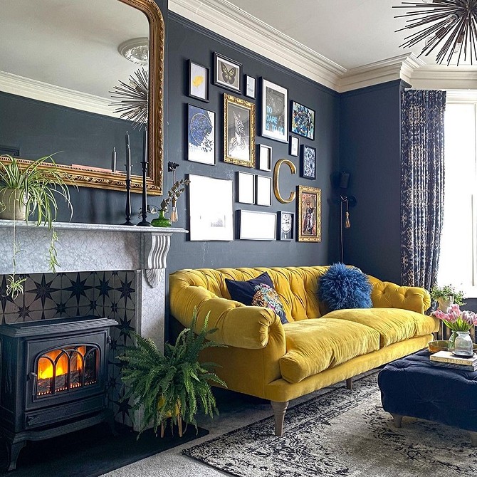 Szare odcienie Nowoczesna aranżacja wnętrza z dwoma odcieniami szarości: kanapą i ścianami.