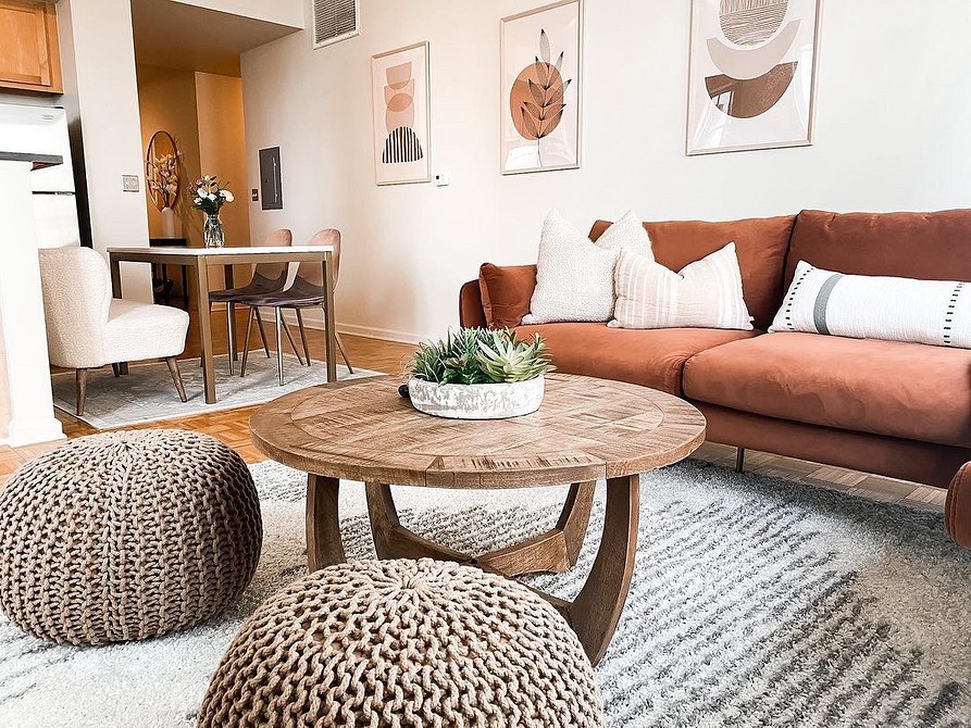 Kanapa i ściany Aranżacja wnętrza z designerską kanapą dopasowaną do koloru ścian.