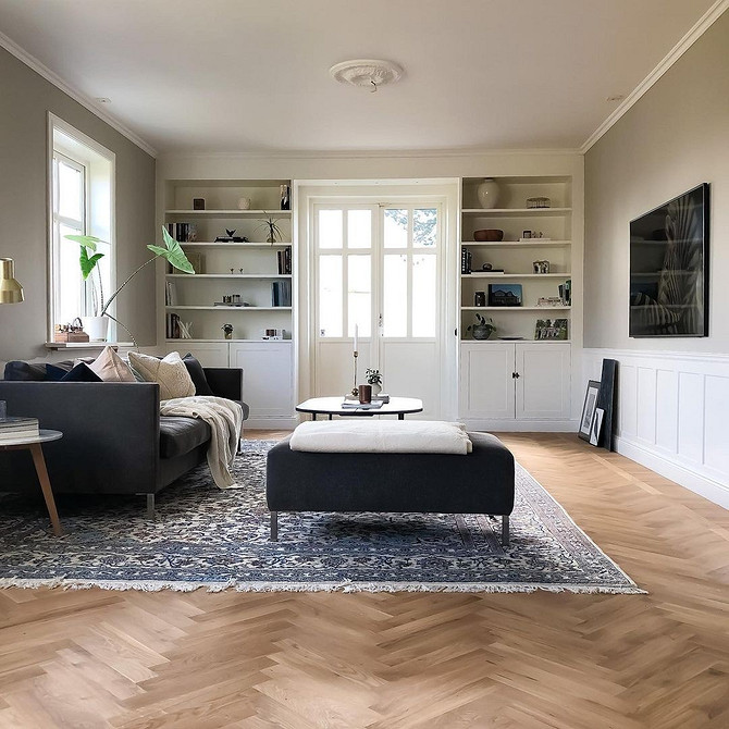 Sofa i ściany: idealny duet. Idealne połączenie kolorystyczne sofy i ścian w nowoczesnym designie salonu.