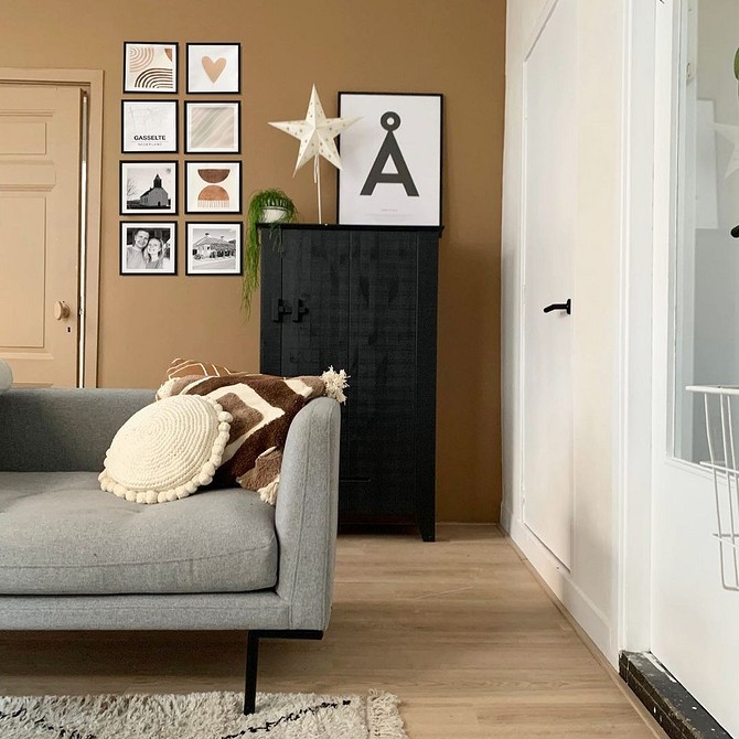 Szara kanapa Stylowa szara kanapa dopasowana do jasnych ścian w przytulnym wnętrzu.