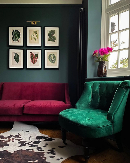 Neutralna kanapa Beżowa kanapa idealnie komponująca się z neutralnymi ścianami w minimalistycznym salonie.