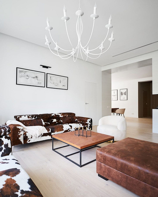 Kolory: sofa, ściany, tekstylia. Harmonijne połączenie kolorów sofy, ścian i tekstyliów dla przytulnej atmosfery.