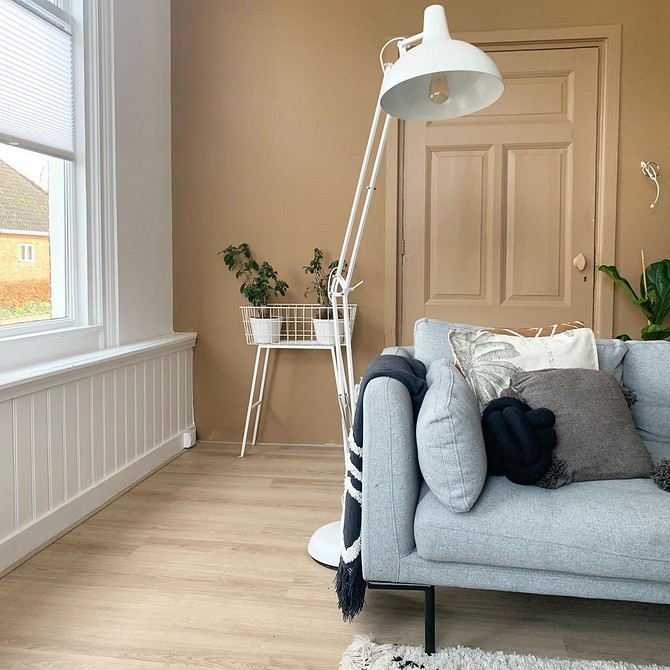 Miętowa kanapa Nowoczesne wnętrze z kontrastującą miętową kanapą i białymi ścianami.