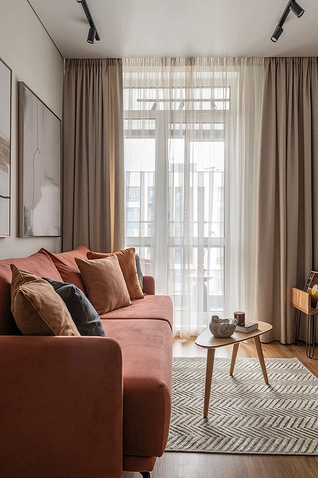 Strefa relaksu Wygodne planowanie kuchni z salonem: sofa naprzeciwko telewizora dla relaksu.