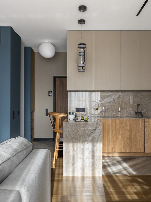 Harmonia i funkcjonalność Planowanie kuchni z salonem: rozstawienie mebli tworzące harmonijny i funkcjonalny wystrój.