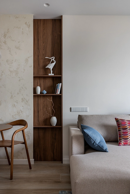 Przytulny kominek Elegancka kuchnia z salonem i kominkiem: przytulna aranżacja z wygodnym umeblowaniem.