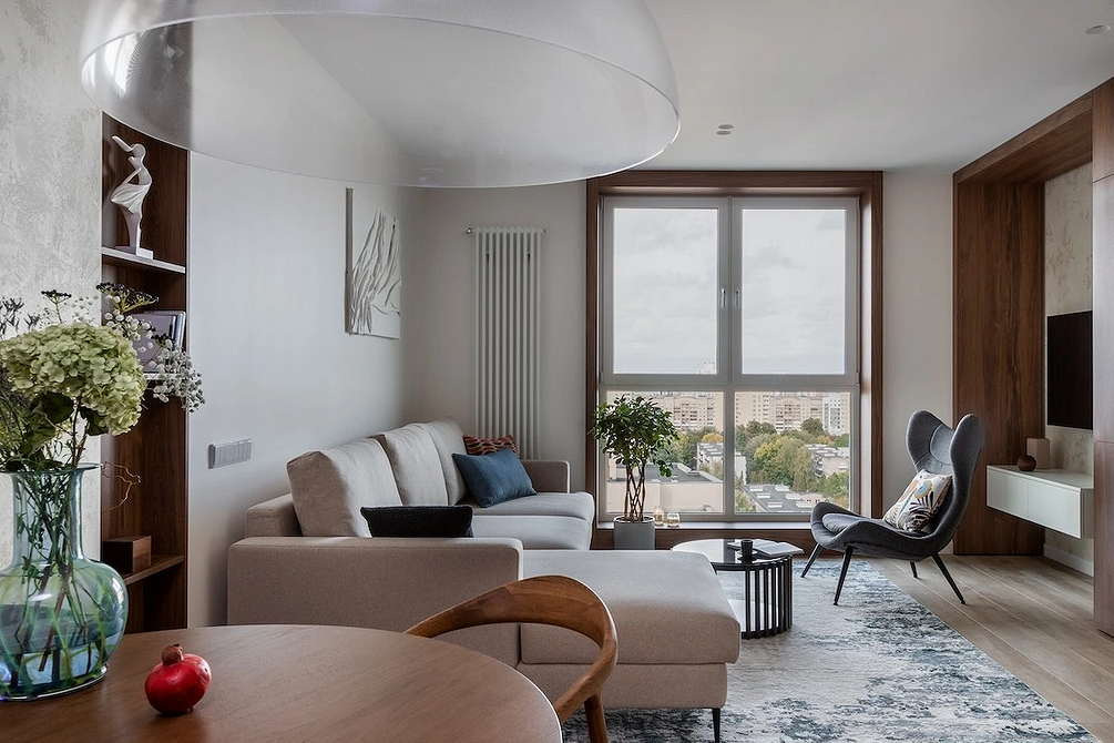 Wyspa w kuchni Stylowa kuchnia z salonem: duża wyspa kuchenna i strefa jadalna przy oknie.