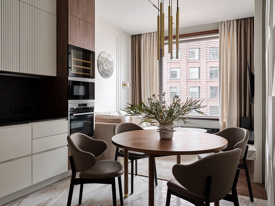 Oświetlenie strefowe Funkcjonalna kuchnia z salonem: strefowe oświetlenie podkreśla podział przestrzeni.