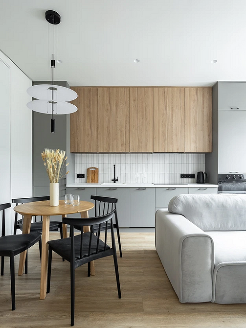 Stylowa aranżacja Stylowa kuchnia z salonem: efektywne strefowanie przestrzeni i dobór mebli.