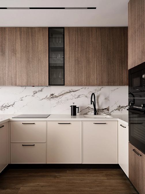 Przytulna przestrzeń Nowoczesny design kuchni z salonem: pomysły na ustawienie mebli tworzące przytulną przestrzeń.