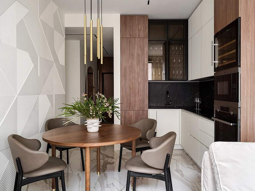 Światło w salonie Jasna kuchnia z salonem: panoramiczne okna i wygodna sofa w strefie wypoczynkowej.