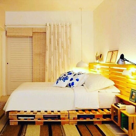 Minimalizm i palety Proste łóżko z palet w minimalistycznej sypialni - styl loft 2026
