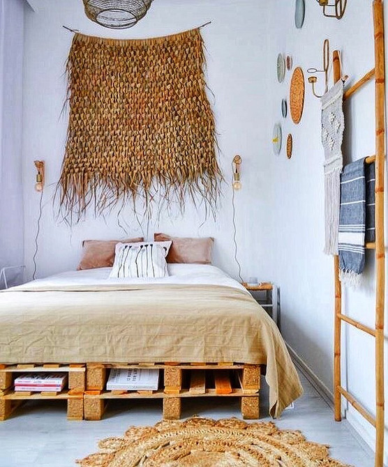 Oświetlenie LED i palety Nowoczesna sypialnia z łóżkiem z palet i oświetleniem LED