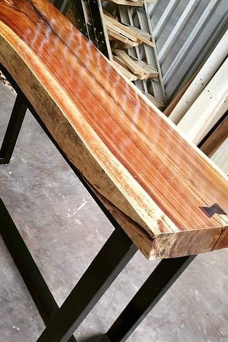 Stylowy bar z drewna DIY: designerski element w aranżacji kuchni