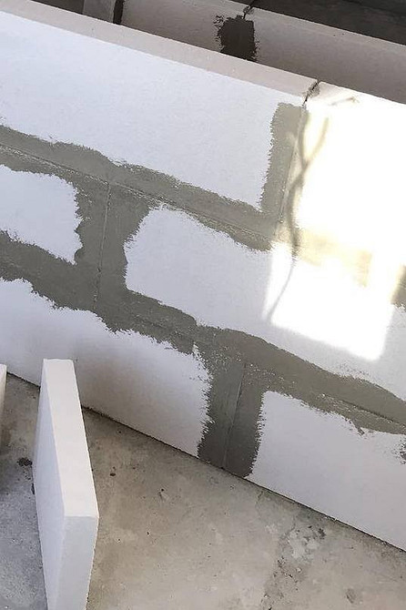 Designerski bar z drewna DIY w kuchni. Aranżacja wnętrza w stylu loft