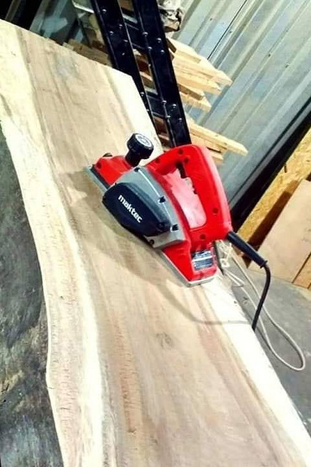 Podstawa baru DIY z drewna: detale konstrukcyjne i solidne połączenia elementów