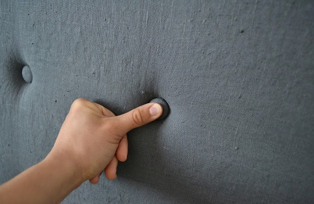 Tapicerowany zagłówek DIY Elegancki zagłówek łóżka DIY tapicerowany tkaniną z ciekawym wzorem, dodający stylu wnętrzu.