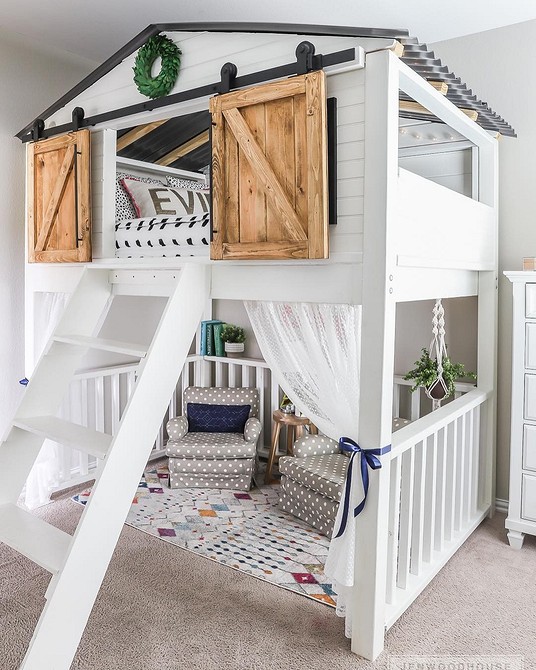 Drewniana antresola Łóżko na antresoli z drewnianymi belkami idealne do małego mieszkania w 2026.