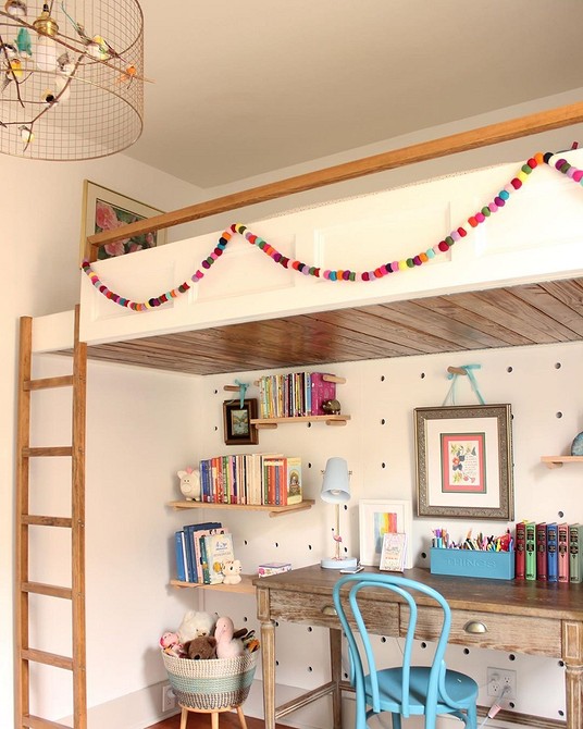 Łóżko antresola DIY: Wykorzystanie przestrzeni pod łóżkiem jako miejsce do przechowywania.