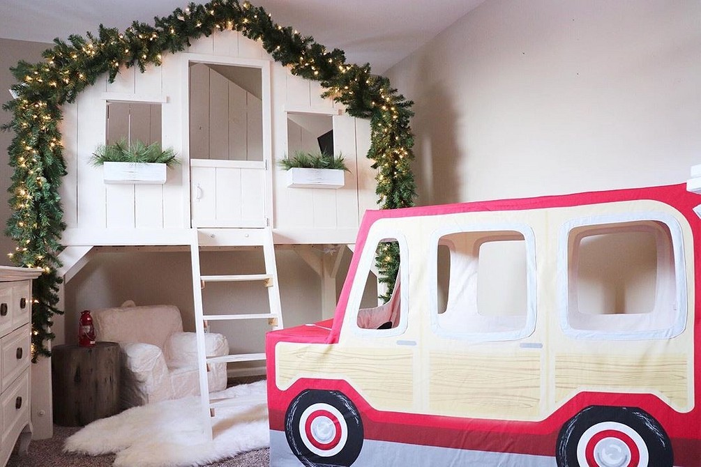 Zbuduj sam łóżko! Instrukcja krok po kroku budowy łóżka na antresoli, idealna do małych mieszkań w 2026.