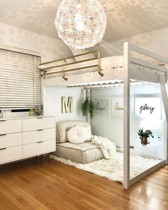 Prosty design łóżka antresoli DIY dla dziecka wykonany z drewna.